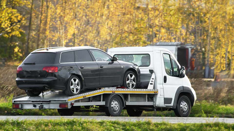 Ein Auto wird auf einem Abschleppwagen verladen und kostenlos bei Autoankauf Bamberg abgeholt 